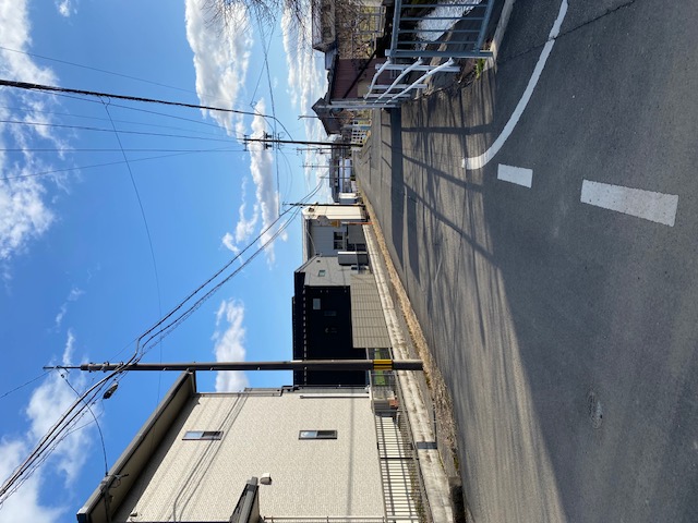 上高屋163_東側道路（水路を挟む）